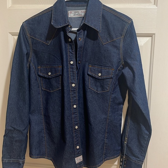 NWT Denim Button Down Women’s Blouse by Signature Levi’s Strauss. - Picture 3 of 4